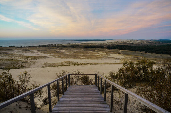 деревянный пирс на песчаном пляже
