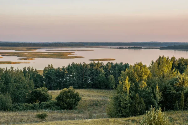 Bellissimo paesaggio con fiume — Foto Stock