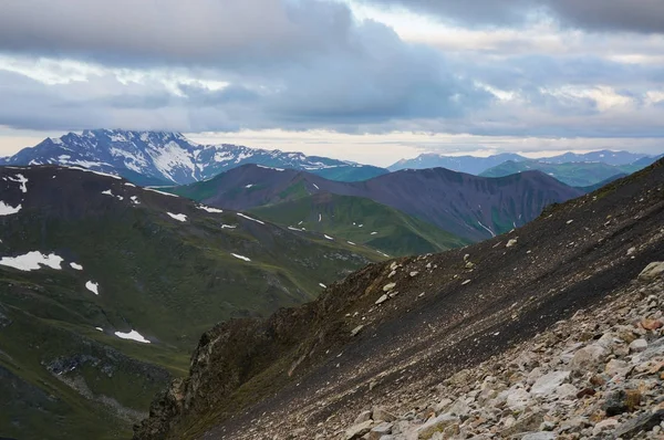 Montagnes et nuages scène — Photo