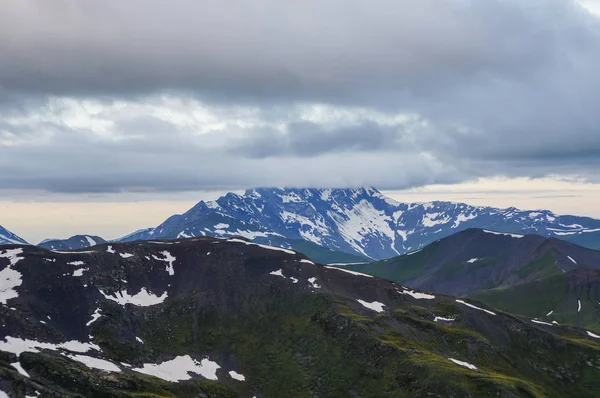 Montagnes et nuages scène — Photo