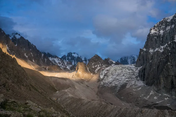 Hermosas montañas rocosas — Foto de Stock