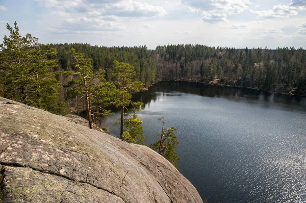 Klippiga bergen och floden — Stockfoto