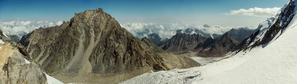 晴れた日の冬の山 — ストック写真