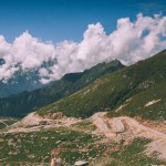 Vackra natursköna bergslandskap med road i indiska Himalaya, Rohtang Pass