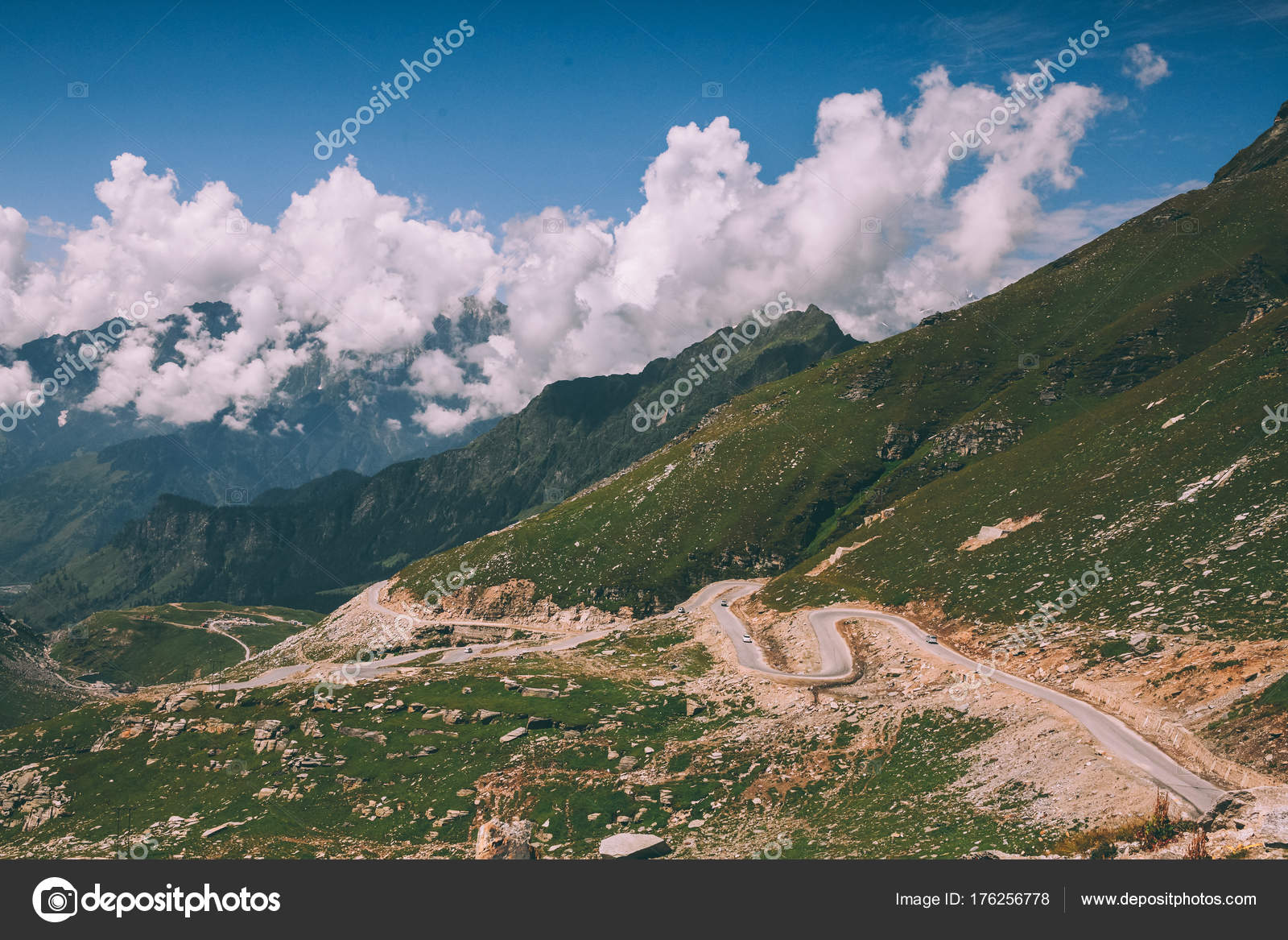 インド ヒマラヤ Rohtang 峠の道路と美しい風光明媚な山の風景 無料のストック写真 C Yuliyakirayonakbo