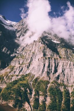 rocky Dağları ve Hint Himalayalar bulutlarda görkemli manzara 
