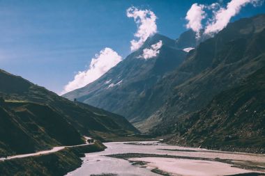 doğal peyzaj araçlar Hint Himalayalar ile görkemli Vadisi ve yol nehir ile