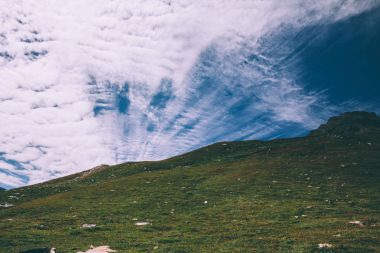 güzel manzaralı dağ manzara mavi gökyüzü ve beyaz bulutlar, Hint Himalayalar, Rohtang pass