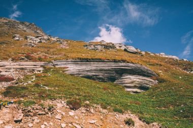 güzel dağ manzarası ile Hint Himalayalar, Rohtang Pass büyük kayalar