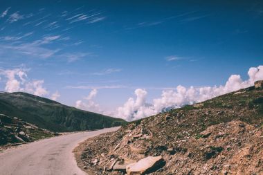 dağ yolundan ve Hint Himalayalar, Rohtang Pass kayalarda