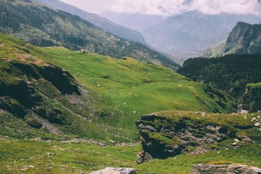 görkemli kayalık dağlar yeşil çim ve Hint Himalayalar, Rohtang Pass yosun kaplı