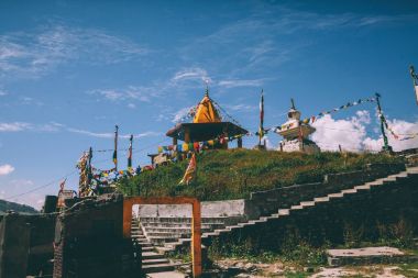 Geleneksel mimari ve renkli dua bayrakları Hint Himalayalar, Rohtang Pass