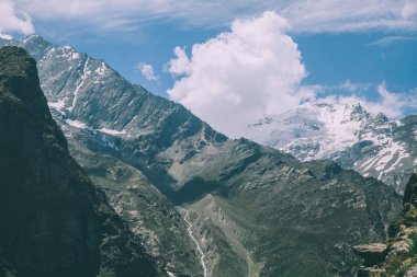 güzel dağ manzarası ile muhteşem kar Hint Himalayalar, Rohtang Pass Peaks'e şapkalı
