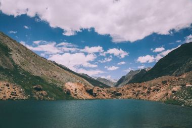 Sakin göl ve Hint Himalayalar, Ladakh bölge görkemli dağ güzel manzara