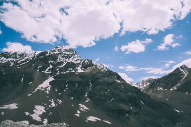 güzel dağ manzarası ile muhteşem kar Hint Himalayalar, Ladakh bölge Peaks'e şapkalı
