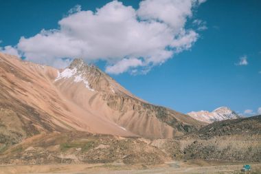 güzel dağ manzara ve mavi gökyüzü bulutlu Hint Himalayalar, Ladakh bölge