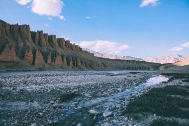 güzel doğal oluşumlar ve kayalık dağ Nehri Hint Himalayalar, Ladakh bölge   