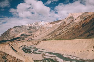 güzel manzara dağ nehir vadisinde Hint Himalayalar, Ladakh bölge ile