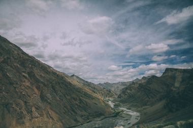 güzel dağ Vadisi nehir ve doğal peyzaj Hint Himalayalar, Ladakh bölge ile