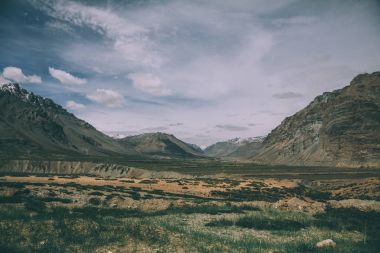 Dev dağlarla sakin sahnede Vadisi Hint Himalayalar, Ladakh bölge ile