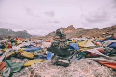 taşlar ve renkli dua bayrakları Hint Himalayalar, Ladakh bölgesi dağ tepe üzerinde yığını