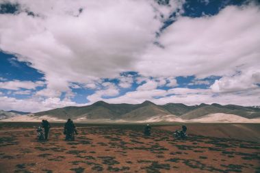 Motosiklet dağ vadisinde Hint Himalayalar, Ladakh bölge dinlenme onların Motosiklet ile
