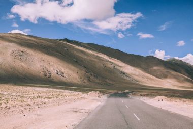boş asfalt yol dağ vadisinde Hint Himalayalar