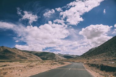 boş asfalt dağ yolu Hint Himalayalar, Ladakh bölge 