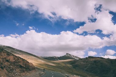 motosikletçi Hint Himalayalar, Ladakh bölgesi dağ yolu üzerinde