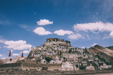 geleneksel evleri ve stupas Leh City, Hint Himalayalar
