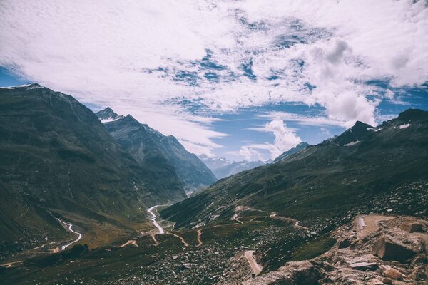 красивый горный ландшафт с живописной долиной и рекой в Индийских Гималаях, перевал Рохтанг
 