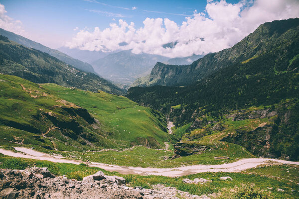 красивый живописный пейзаж с горной долиной и тропой в Индийских Гималаях, перевал Рохтанг
