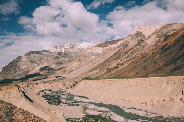 красивый пейзаж с горной рекой в долине в индийских Гималаях, Ладакхская область
