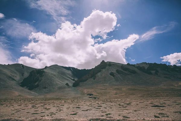 Pięknej Malowniczej Górskiej Scenerii Indyjskich Himalajach Ladakhu — Darmowe zdjęcie stockowe