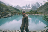 boční pohled na člověka při pohledu na majestátní klidné horské jezero v altajské, Rusko