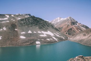 Sakin göl ve Hint Himalayalar, Ladakh bölge görkemli dağ güzel manzara