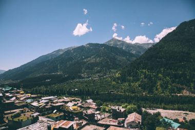 güzel yeşil dağlar ve Hint Himalayalar, Manali köyde