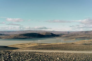 İzlanda'daki elektrik direkleri ile güzel doğal peyzaj 