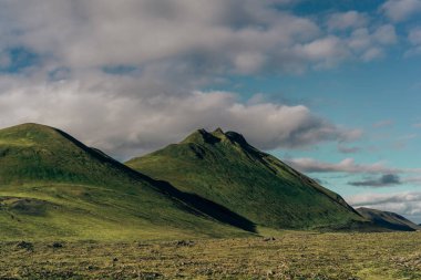 İzlanda'daki yeşil tepeler, güzel yatay  