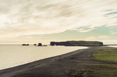 İzlanda'daki doğal deniz kıyısı ile güzel manzara