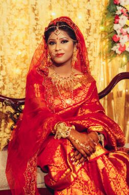 Kameraya bakarak geleneksel giysiler içinde güzel Hintli kadın portresi