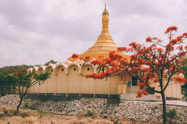 mimarisi güzel eski Hint Tapınağı ve çiçek açan ağaçlar