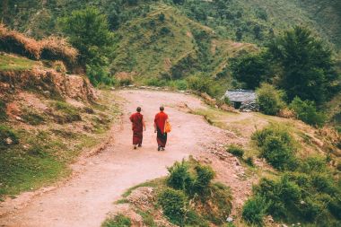 Arkadan görünüş iki keşiş Hint Himalayalar, Dharamsala, Baksu dağ yolu üzerinde yürüme