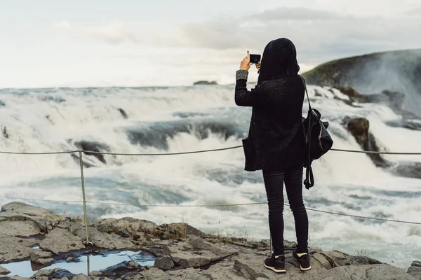 Back View Young Woman Photographing Majestic Waterfall Iceland — Stock Photo, Image