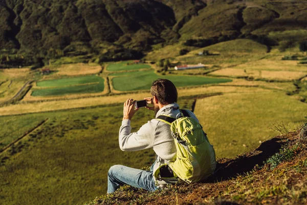 Νεαρός Άνδρας Σακίδιο Φωτογραφίζοντας Όμορφα Ισλανδικού Τοπίου — Φωτογραφία Αρχείου