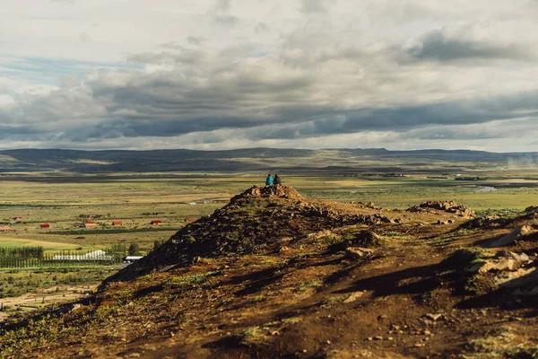 Back View Couple Sitting Cliff Looking Scenic Wild Landscape Iceland — Stock Photo, Image