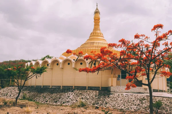 Építészet Szép Ősi Indiai Templom Virágzó Fák — Stock Fotó
