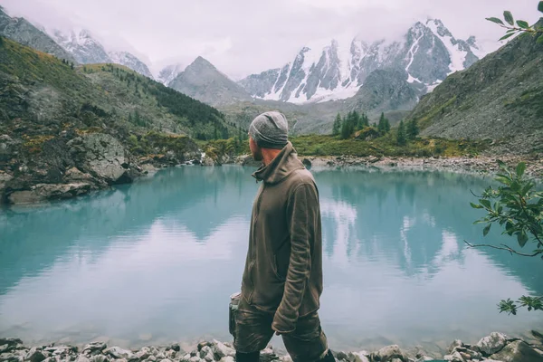 在俄罗斯阿尔泰 看着雄伟平静的山湖的人的侧面观 — 图库照片