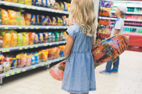 Anak Dengan Skateboard Berdiri Supermarket Dengan Rak Belakang — Stok Foto