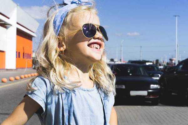 Стильный Веселый Очаровательный Ребенок Солнцезащитных Очках Стоящий Парковке Автомобилями — стоковое фото